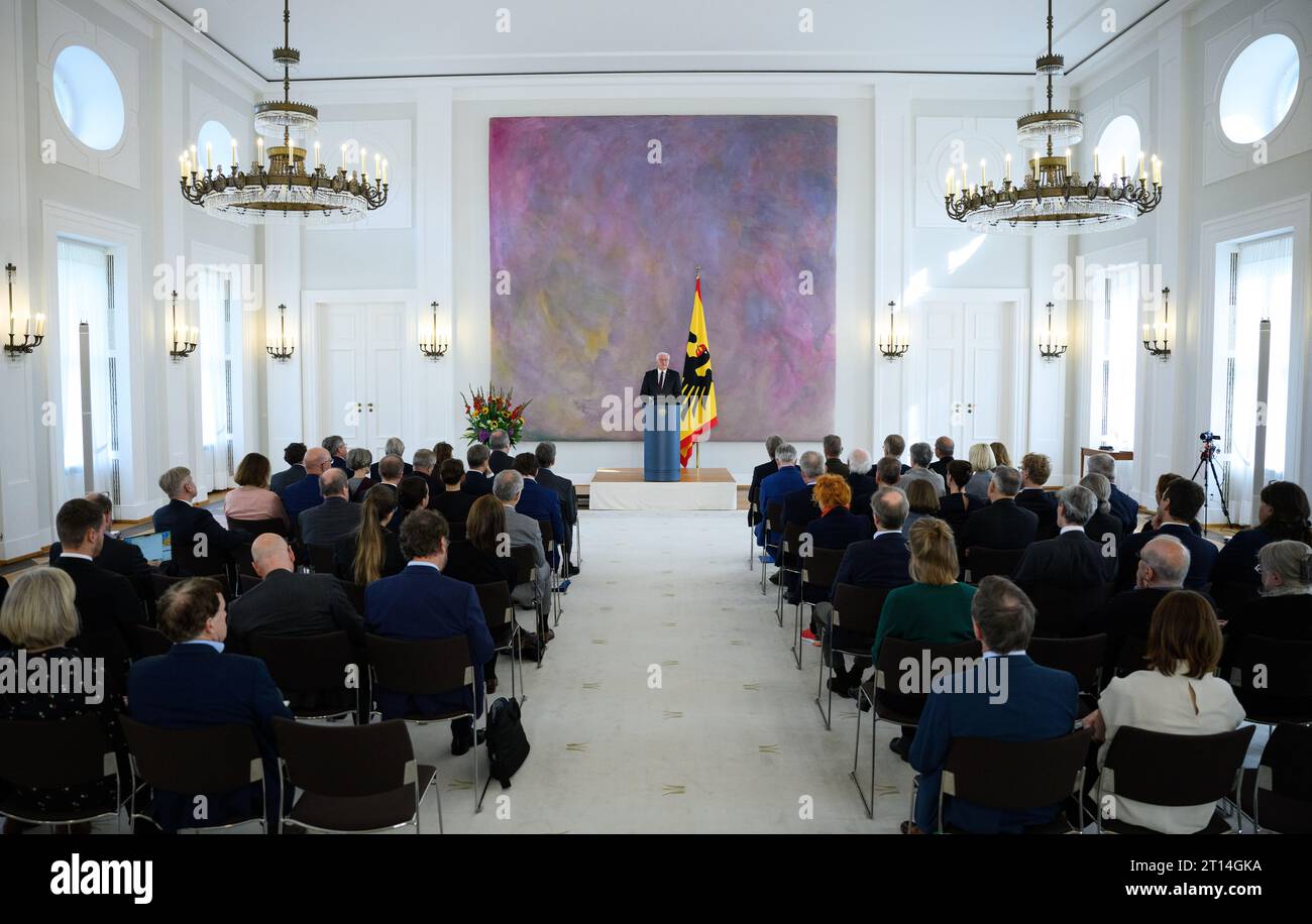 11. Oktober 2023, Berlin: Bundespräsident Frank-Walter Steinmeier spricht bei der Präsentation der Ergebnisse des Forschungsprojekts „Amt des Bundespräsidenten und Nationalsozialismus 1949-1994“ im Schloss Bellevue. Ein Forscherteam um Professor Norbert frei von der Friedrich-Schiller-Universität Jena untersuchte die Biografien und Mandate der sechs deutschen Präsidenten von 1949 bis 1994. Darüber hinaus Reden und Staatsbesuche der Bundespräsidenten, ihr Umgang mit NS-Tätern, das Gedenken an Opfer von NS-Verbrechen sowie Ernennungen und Selbsthingabe Stockfoto