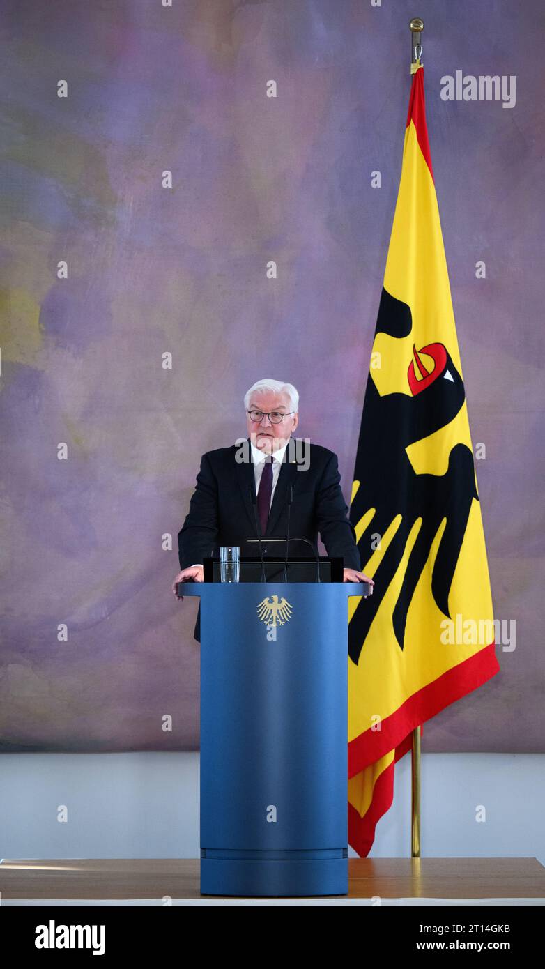 11. Oktober 2023, Berlin: Bundespräsident Frank-Walter Steinmeier spricht bei der Präsentation der Ergebnisse des Forschungsprojekts „Amt des Bundespräsidenten und Nationalsozialismus 1949-1994“ im Schloss Bellevue. Ein Forscherteam um Professor Norbert frei von der Friedrich-Schiller-Universität Jena untersuchte die Biografien und Mandate der sechs deutschen Präsidenten von 1949 bis 1994. Darüber hinaus Reden und Staatsbesuche der Bundespräsidenten, ihr Umgang mit NS-Tätern, das Gedenken an Opfer von NS-Verbrechen sowie Ernennungen und Selbsthingabe Stockfoto