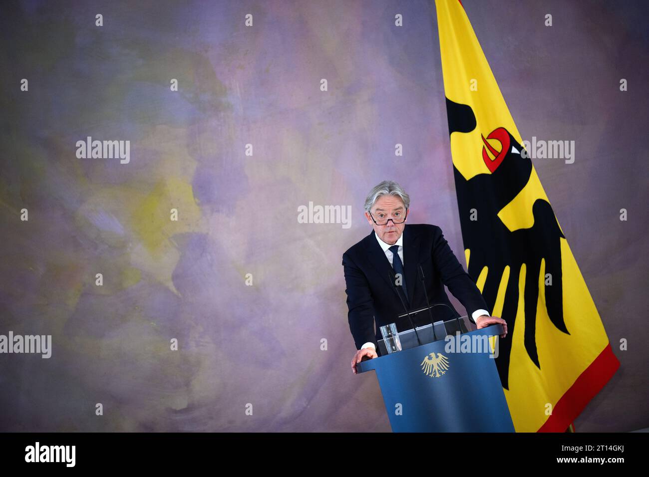 11. Oktober 2023, Berlin: Der Historiker Professor Norbert frei von der Friedrich-Schiller-Universität Jena spricht bei der Präsentation der Ergebnisse des Forschungsprojekts „Amt des Bundespräsidenten und Nationalsozialismus 1949-1994“ im Schloss Bellevue. Unter seiner Leitung hat ein Forscherteam die Biografien und Mandate der sechs Bundespräsidenten von 1949 bis 1994 untersucht. Darüber hinaus Reden und Staatsbesuche der Bundespräsidenten, ihr Umgang mit NS-Tätern, die Gedenkfeier an Opfer von NS-Verbrechen sowie Ernennungen und die Verleihung von Befehlen durch t Stockfoto