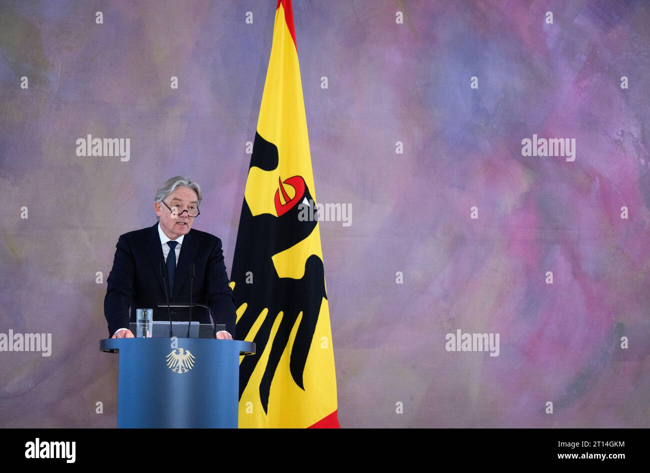 11. Oktober 2023, Berlin: Der Historiker Professor Norbert frei von der Friedrich-Schiller-Universität Jena spricht bei der Präsentation der Ergebnisse des Forschungsprojekts „Amt des Bundespräsidenten und Nationalsozialismus 1949-1994“ im Schloss Bellevue. Unter seiner Leitung hat ein Forscherteam die Biografien und Mandate der sechs Bundespräsidenten von 1949 bis 1994 untersucht. Darüber hinaus Reden und Staatsbesuche der Bundespräsidenten, ihr Umgang mit NS-Tätern, die Gedenkfeier an Opfer von NS-Verbrechen sowie Ernennungen und die Verleihung von Befehlen durch t Stockfoto