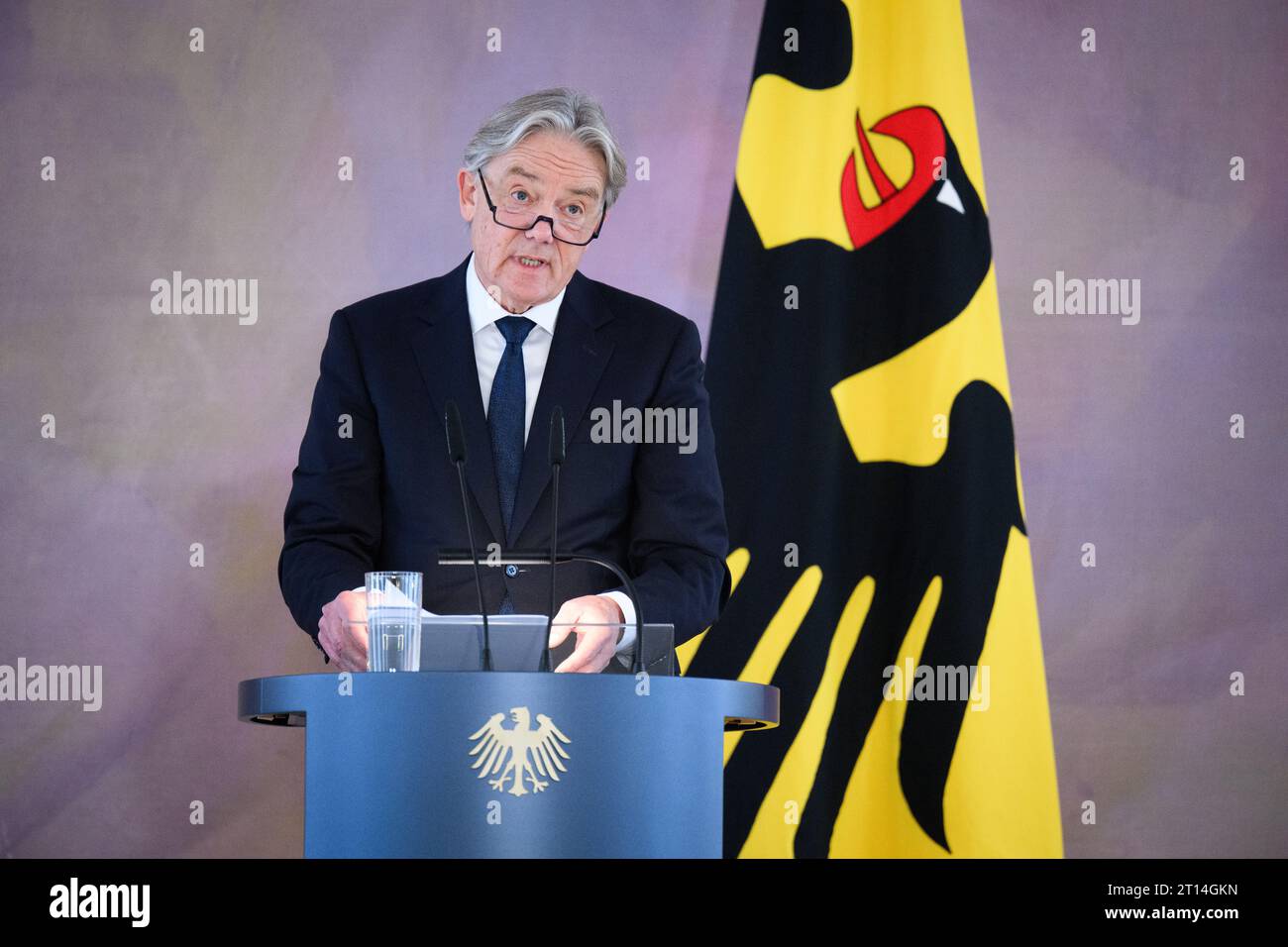 11. Oktober 2023, Berlin: Der Historiker Professor Norbert frei von der Friedrich-Schiller-Universität Jena spricht bei der Präsentation der Ergebnisse des Forschungsprojekts „Amt des Bundespräsidenten und Nationalsozialismus 1949-1994“ im Schloss Bellevue. Unter seiner Leitung hat ein Forscherteam die Biografien und Mandate der sechs Bundespräsidenten von 1949 bis 1994 untersucht. Darüber hinaus Reden und Staatsbesuche der Bundespräsidenten, ihr Umgang mit NS-Tätern, die Gedenkfeier an Opfer von NS-Verbrechen sowie Ernennungen und die Verleihung von Befehlen durch t Stockfoto