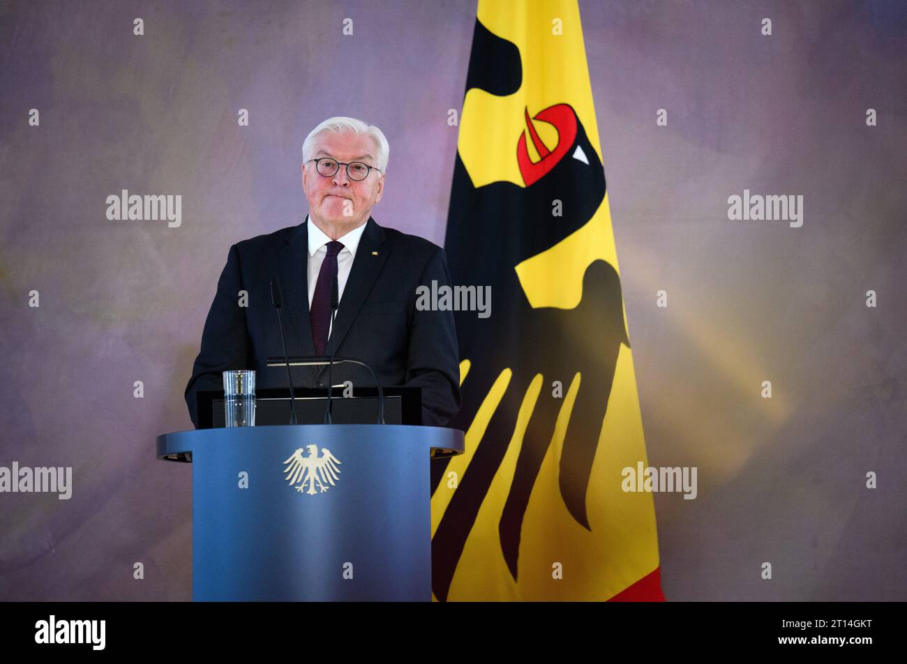 11. Oktober 2023, Berlin: Bundespräsident Frank-Walter Steinmeier spricht bei der Präsentation der Ergebnisse des Forschungsprojekts „Amt des Bundespräsidenten und Nationalsozialismus 1949-1994“ im Schloss Bellevue. Ein Forscherteam um Professor Norbert frei von der Friedrich-Schiller-Universität Jena untersuchte die Biografien und Mandate der sechs deutschen Präsidenten von 1949 bis 1994. Darüber hinaus Reden und Staatsbesuche der Bundespräsidenten, ihr Umgang mit NS-Tätern, das Gedenken an Opfer von NS-Verbrechen sowie Ernennungen und Selbsthingabe Stockfoto