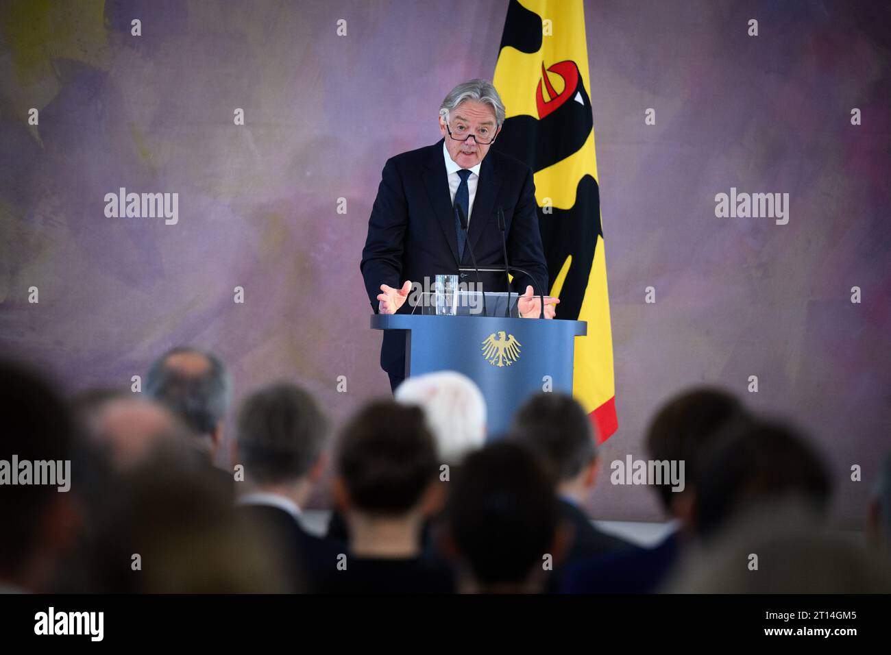 11. Oktober 2023, Berlin: Der Historiker Professor Norbert frei von der Friedrich-Schiller-Universität Jena spricht bei der Präsentation der Ergebnisse des Forschungsprojekts „Amt des Bundespräsidenten und Nationalsozialismus 1949-1994“ im Schloss Bellevue. Unter seiner Leitung hat ein Forscherteam die Biografien und Mandate der sechs Bundespräsidenten von 1949 bis 1994 untersucht. Darüber hinaus Reden und Staatsbesuche der Bundespräsidenten, ihr Umgang mit NS-Tätern, die Gedenkfeier an Opfer von NS-Verbrechen sowie Ernennungen und die Verleihung von Befehlen durch t Stockfoto
