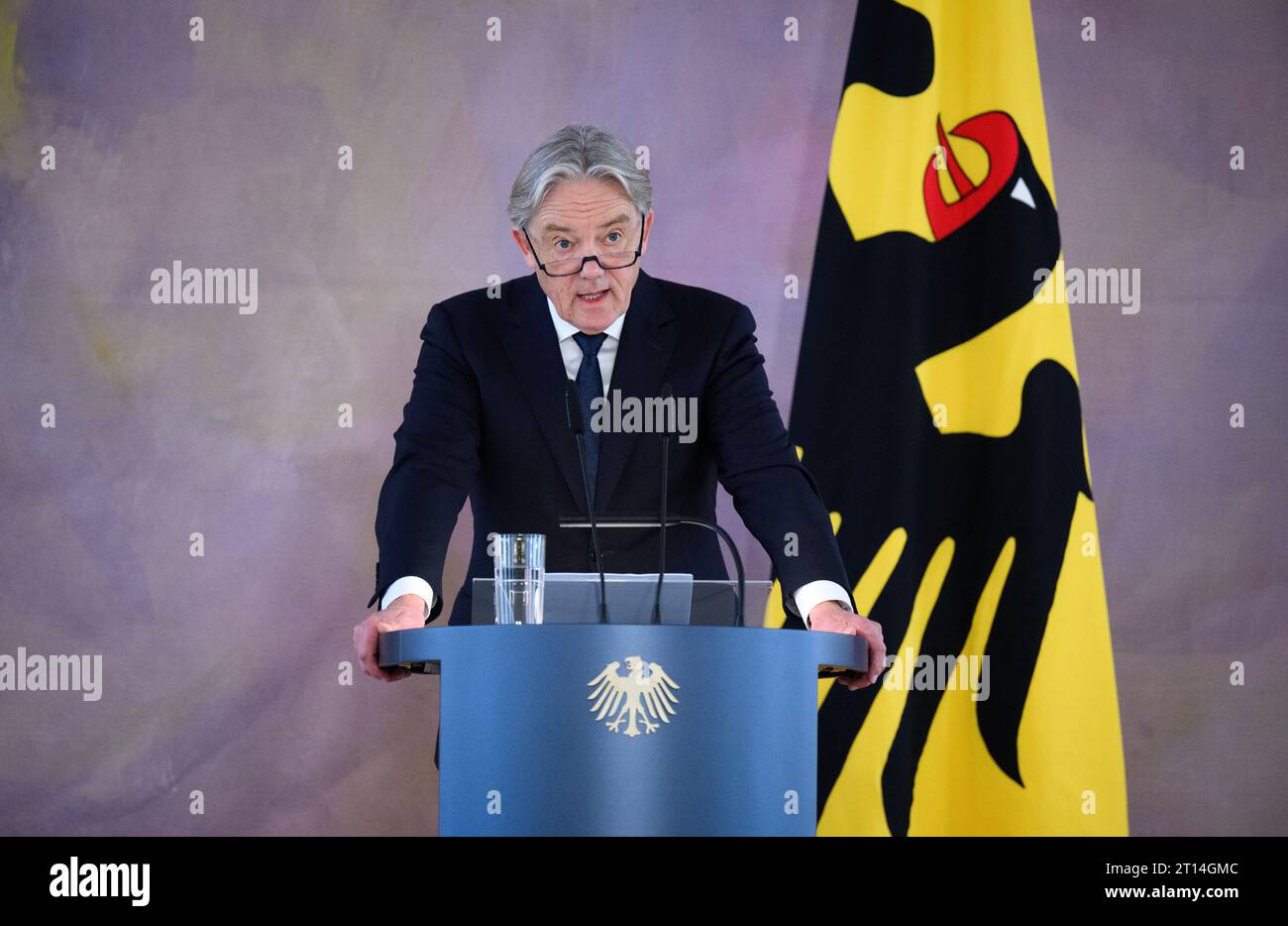 11. Oktober 2023, Berlin: Der Historiker Professor Norbert frei von der Friedrich-Schiller-Universität Jena spricht bei der Präsentation der Ergebnisse des Forschungsprojekts „Amt des Bundespräsidenten und Nationalsozialismus 1949-1994“ im Schloss Bellevue. Unter seiner Leitung hat ein Forscherteam die Biografien und Mandate der sechs Bundespräsidenten von 1949 bis 1994 untersucht. Darüber hinaus Reden und Staatsbesuche der Bundespräsidenten, ihr Umgang mit NS-Tätern, die Gedenkfeier an Opfer von NS-Verbrechen sowie Ernennungen und die Verleihung von Befehlen durch t Stockfoto