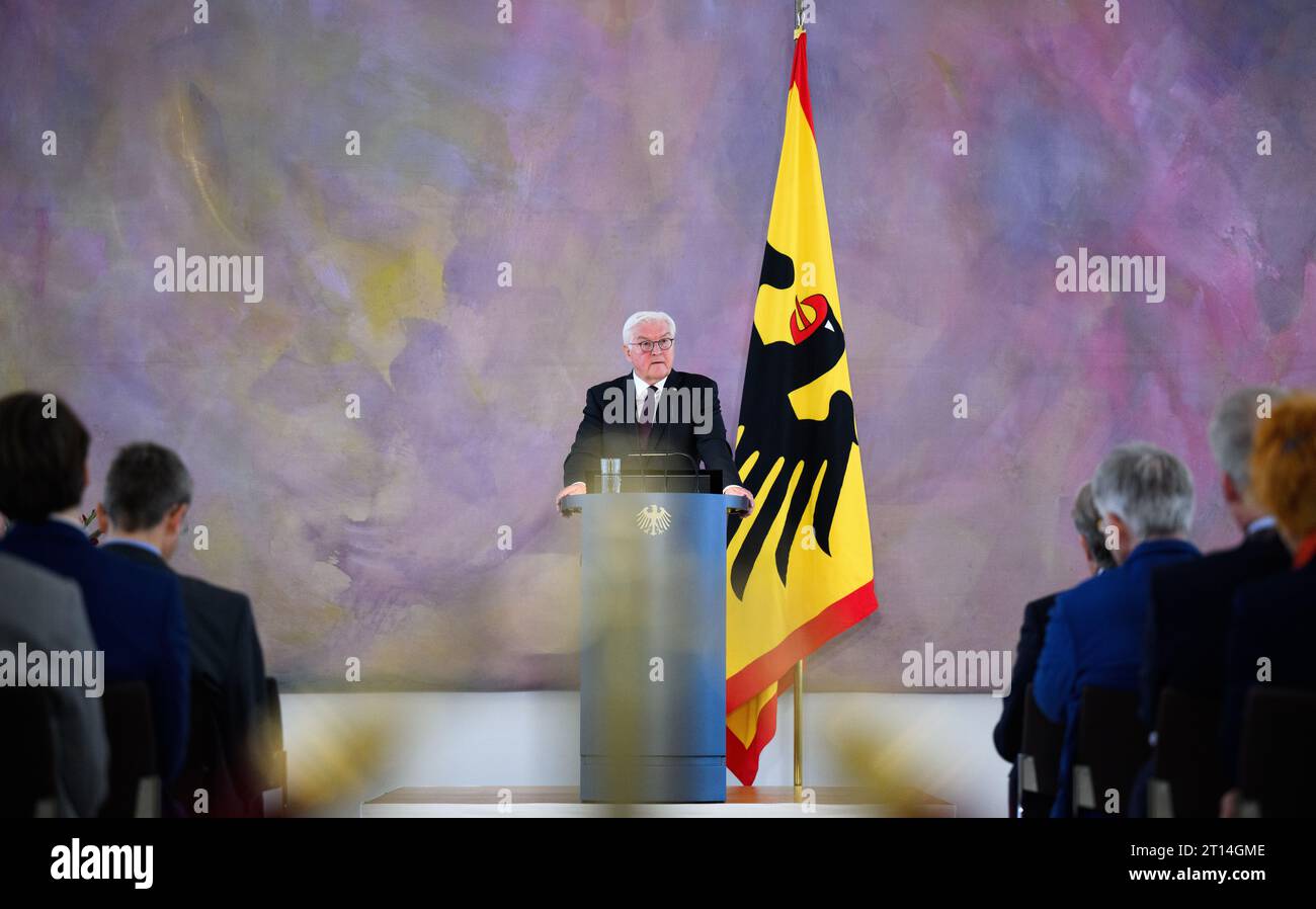 11. Oktober 2023, Berlin: Bundespräsident Frank-Walter Steinmeier spricht bei der Präsentation der Ergebnisse des Forschungsprojekts „Amt des Bundespräsidenten und Nationalsozialismus 1949-1994“ im Schloss Bellevue. Ein Forscherteam um Professor Norbert frei von der Friedrich-Schiller-Universität Jena untersuchte die Biografien und Mandate der sechs deutschen Präsidenten von 1949 bis 1994. Darüber hinaus Reden und Staatsbesuche der Bundespräsidenten, ihr Umgang mit NS-Tätern, das Gedenken an Opfer von NS-Verbrechen sowie Ernennungen und Selbsthingabe Stockfoto