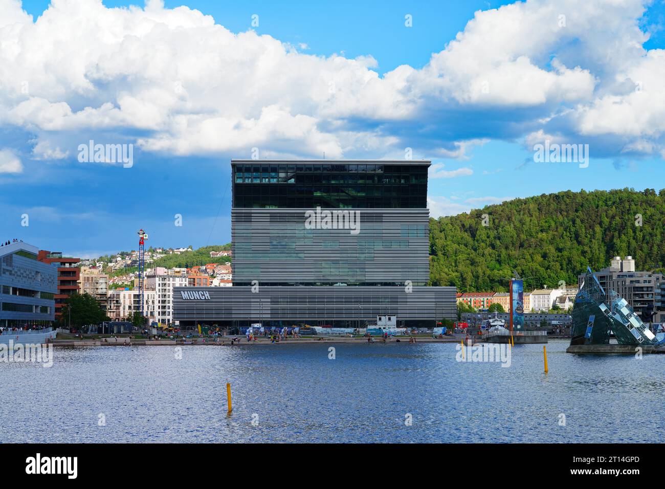 OSLO, NORWEGEN -30. JUNI 2023 - Blick auf das Munch Museum (Munch-museet), ein Kunstmuseum, das dem norwegischen Maler Edvard Munch in Bjorvika gewidmet ist Stockfoto