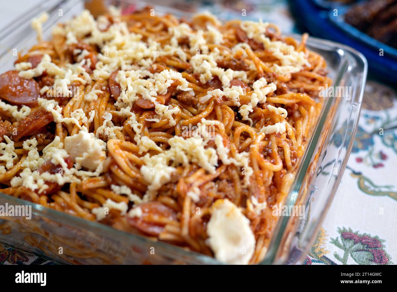 Philippinische Spaghetti mit viel Käse drauf Stockfoto