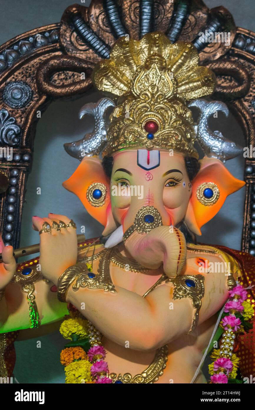 Ein schönes Idol von Lord Ganesha, das an einem mandal in Mumbai für das verheißungsvolle indische Festival von Ganesh Chaturth angebetet wird Stockfoto