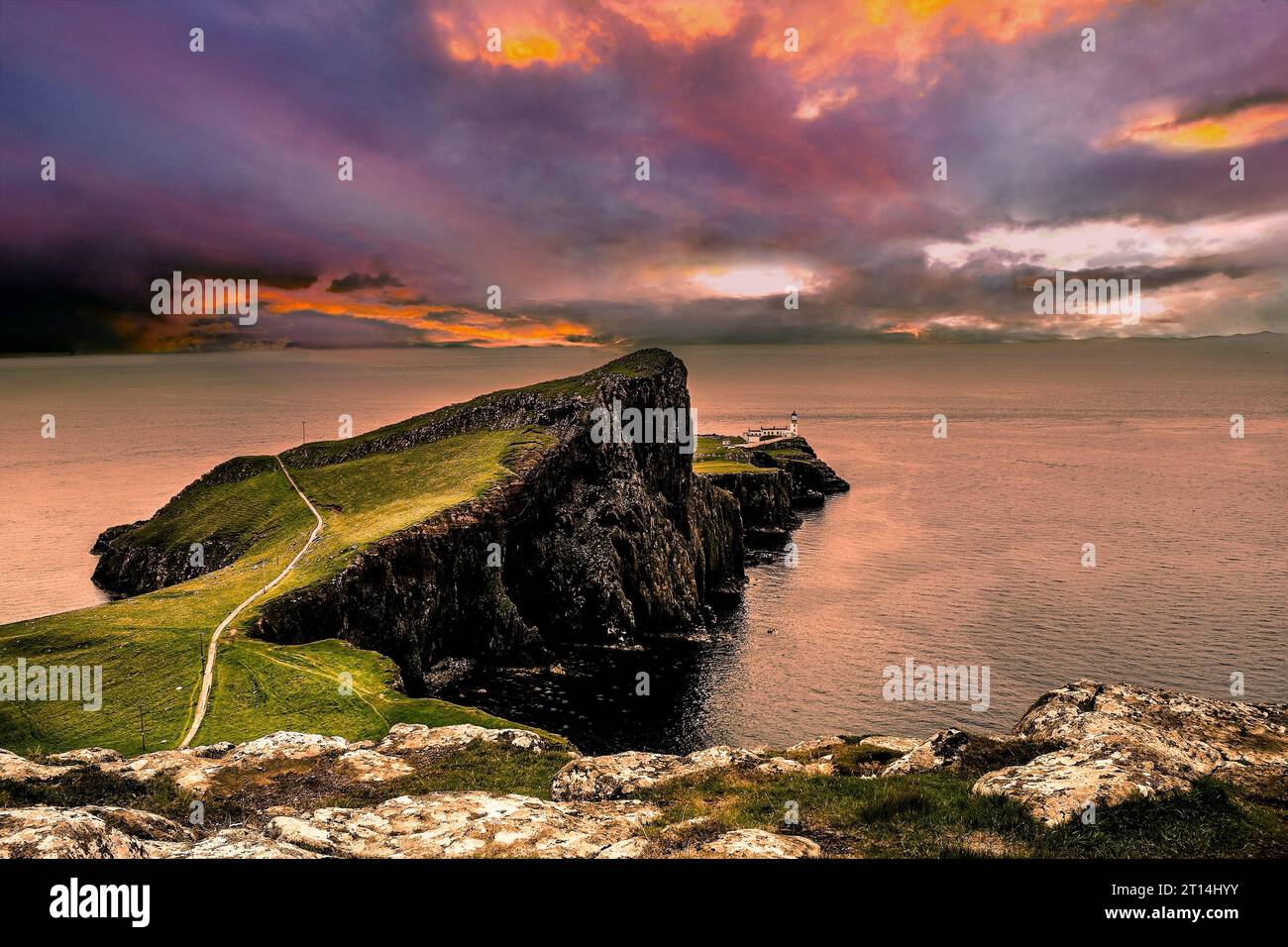 Scotland Neist Point - die westlichste Landzunge auf Skye - ist ein ikonisches Reiseziel mit atemberaubender Klippenlandschaft und einem schönen Leuchtturm Stockfoto