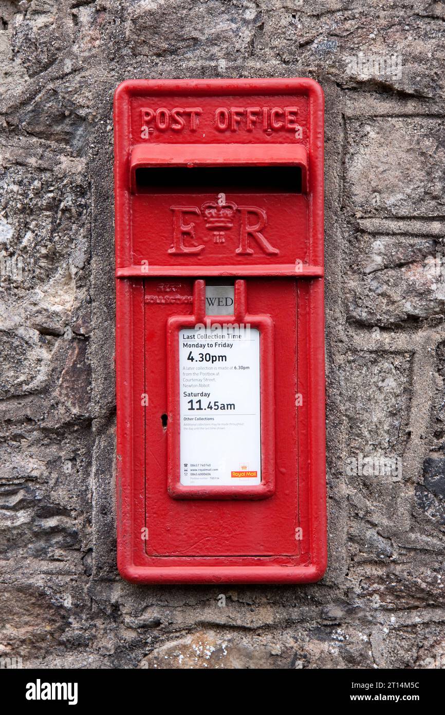 Traditionelles britisches Rot in einer Backsteinmauer Royal Mail/Post Office Briefkasten/Postfach Stockfoto