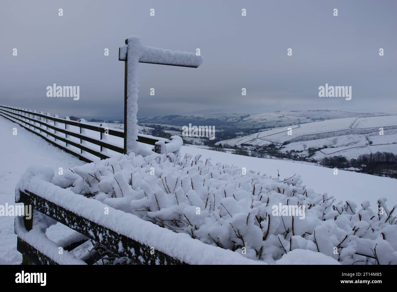 Snowy Winter Wonderland in Lothersdale mit dem schneebedeckten Fußweg Schild, die Yorkshire Dales, North Yorkshire, England, Großbritannien Stockfoto