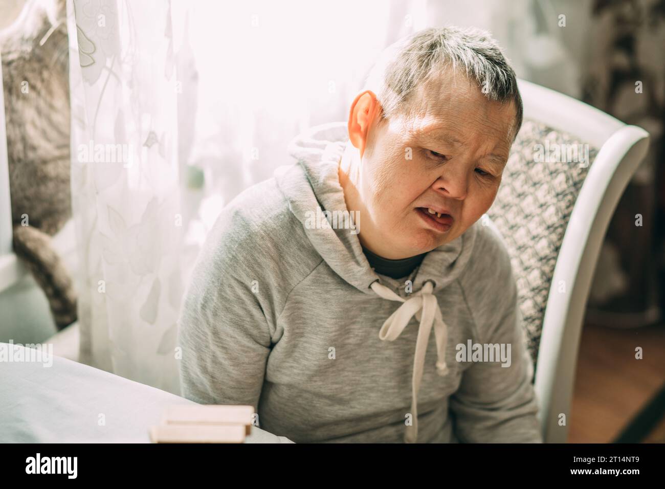 Einzigartige Perspektiven: Die innere Welt der älteren Frau mit Down-Syndrom erkunden Stockfoto