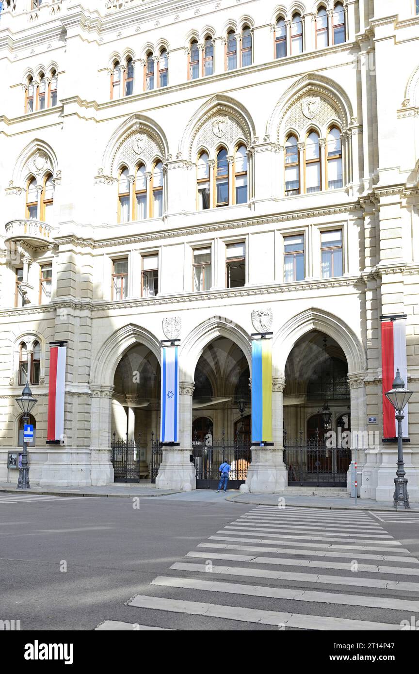 Wien, Österreich. Oktober 2023. Wien sendet ein Zeichen der Solidarität gegenüber Israel aus. Israels Flagge wird am Wiener Rathaus gehisst. Quelle: Franz Perc/Alamy Live News Stockfoto