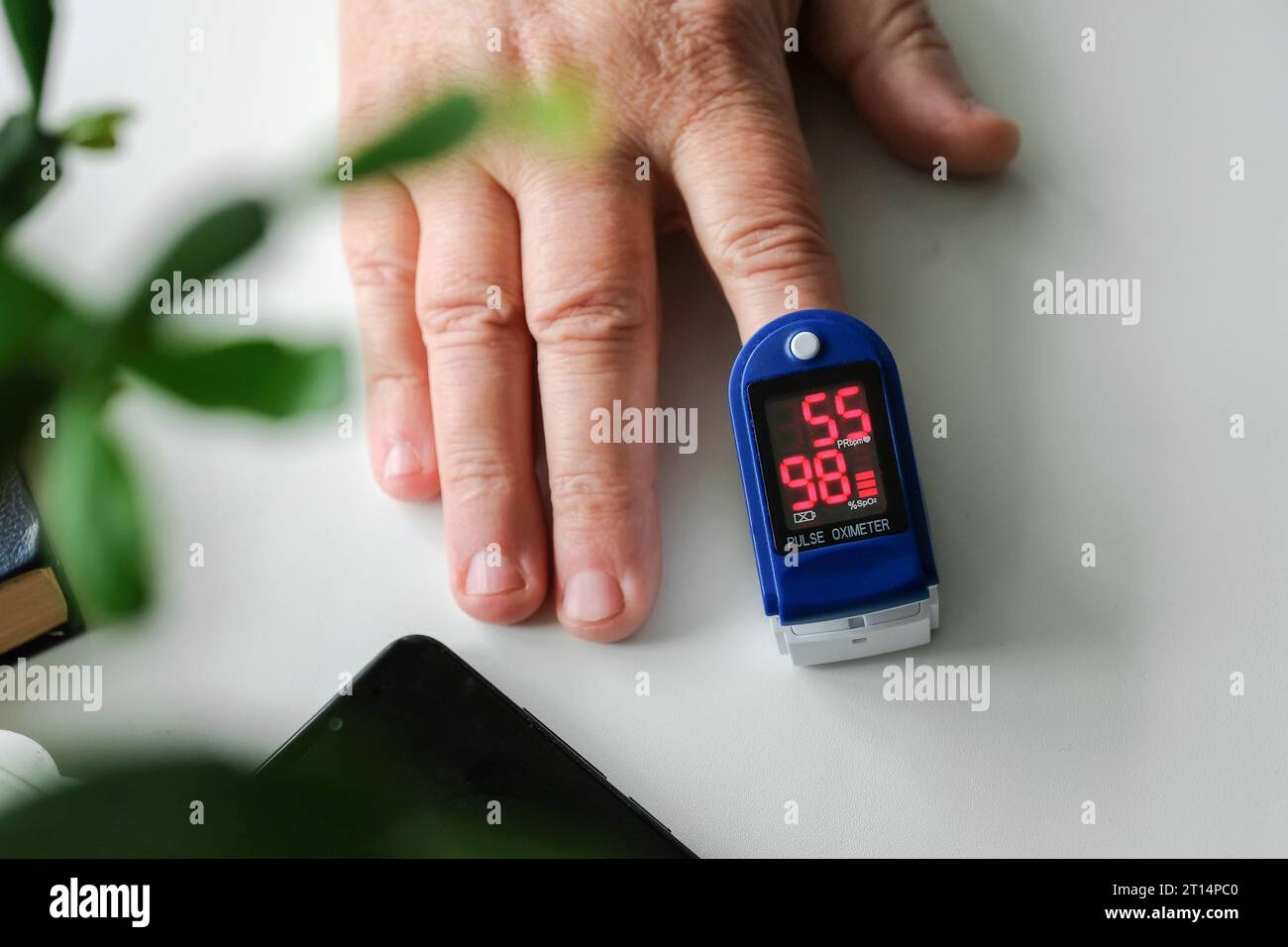 Fingerpulsoximeter zur Messung der Herzfrequenz und des Sauerstoffspiegels im Blut Stockfoto