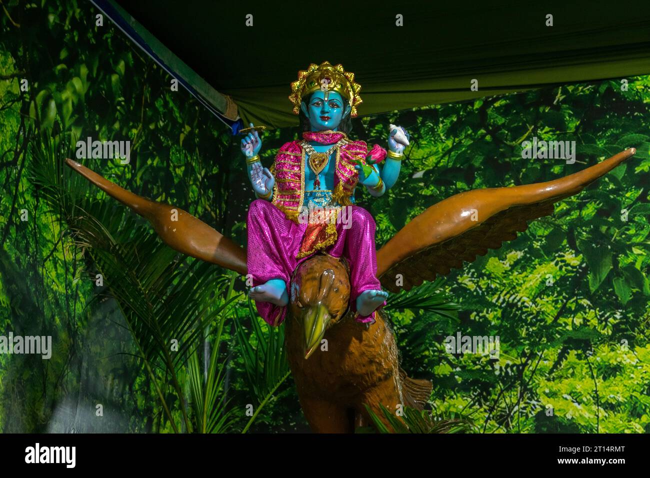 Ein wunderschönes Idol von Lord Vishnu auf Garuda, der in einem Mandal in Mumbai für ein verheißungsvolles Indianerfest verehrt wird Stockfoto