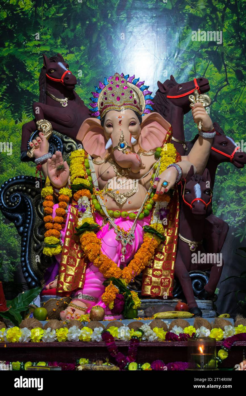 Ein schönes Idol von Lord Ganesha, das an einem mandal in Mumbai für das verheißungsvolle indische Festival von Ganesh Chaturth angebetet wird Stockfoto