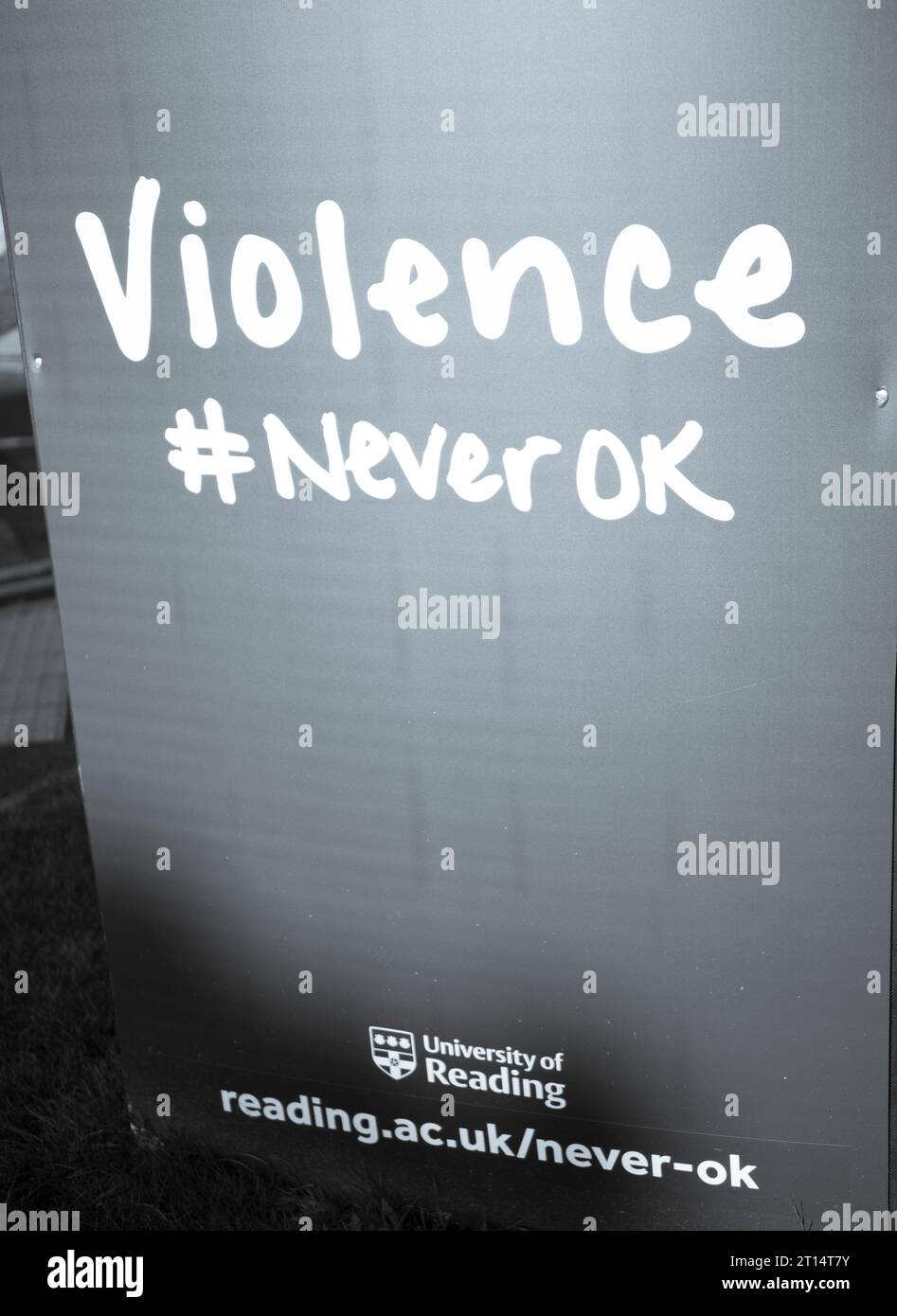 Gewalt nie OK, Kampagne der Studentenvereinigung von Reading, University, Reading, Berkshire, England, GROSSBRITANNIEN, GB. Stockfoto