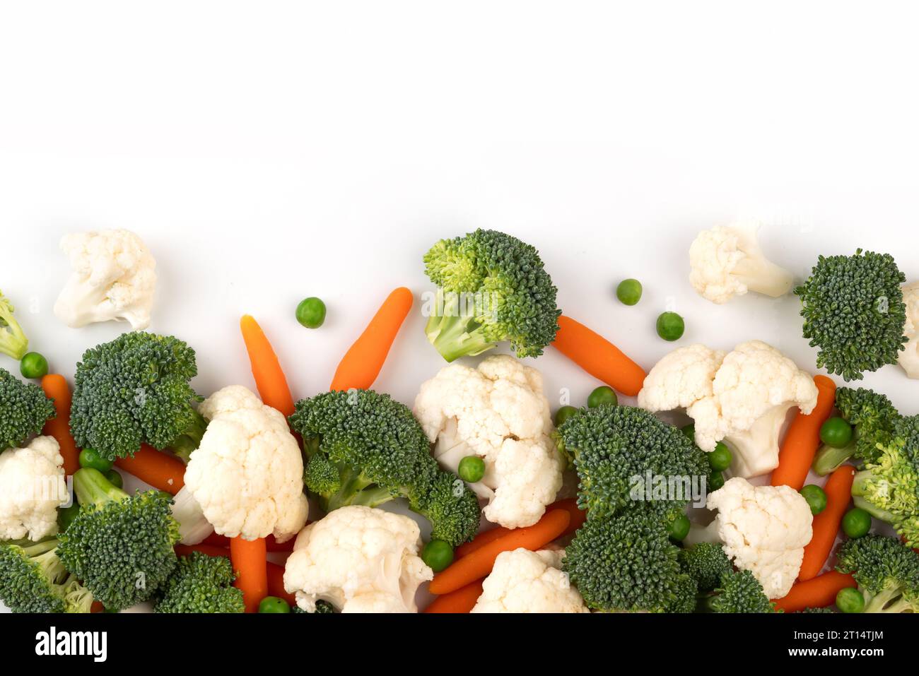 Die Mischung rohes Gemüse. Flache Lage von frischem rohem Bio-Gemüse auf weißem Hintergrund - Brokkoli, Karotten, Erbsen, Blumenkohl. Stockfoto