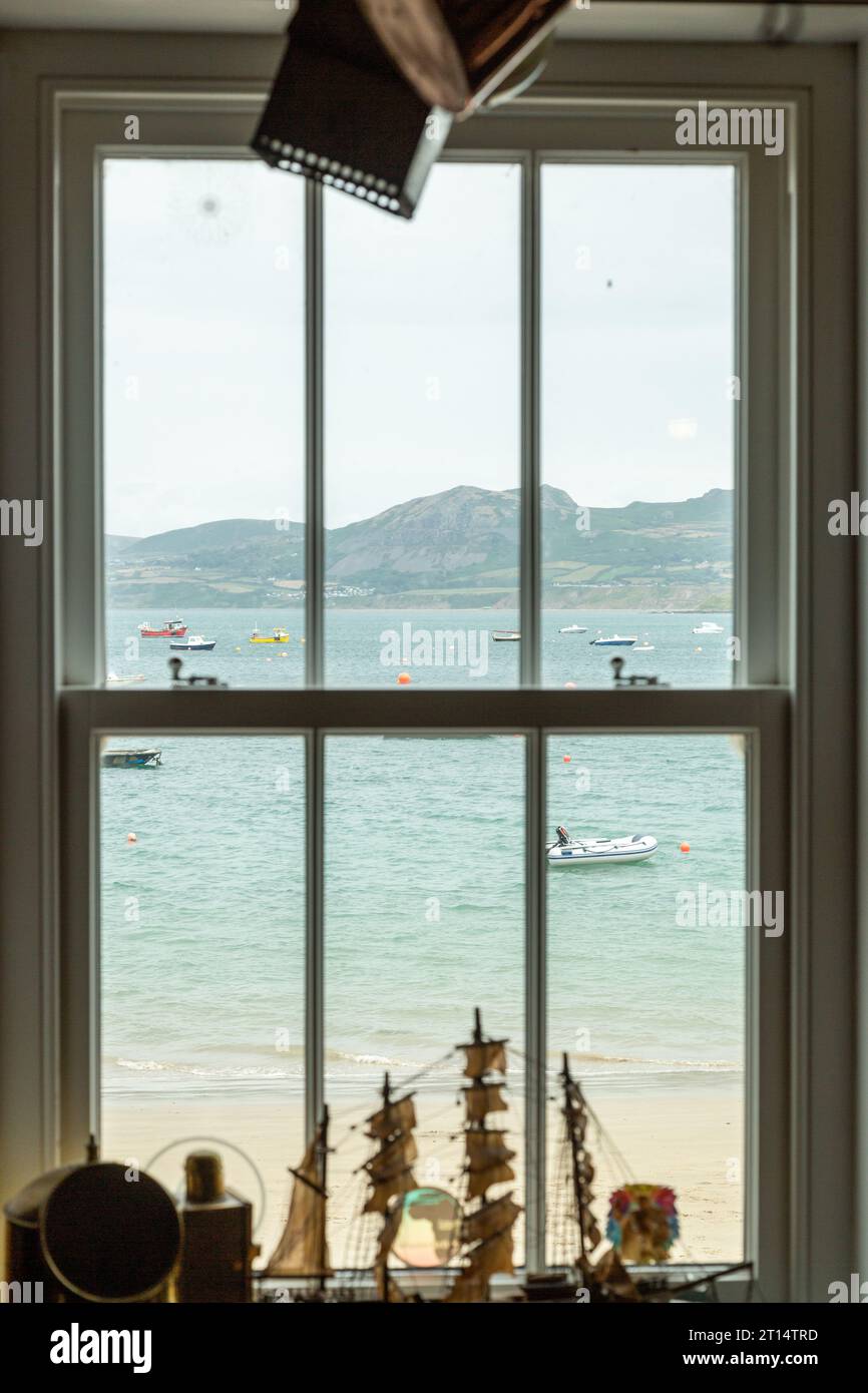 Der Blick vom Innern des Ty Coch Inn, das als eine der zehn besten Strandbars der Welt vermarktet wird Stockfoto