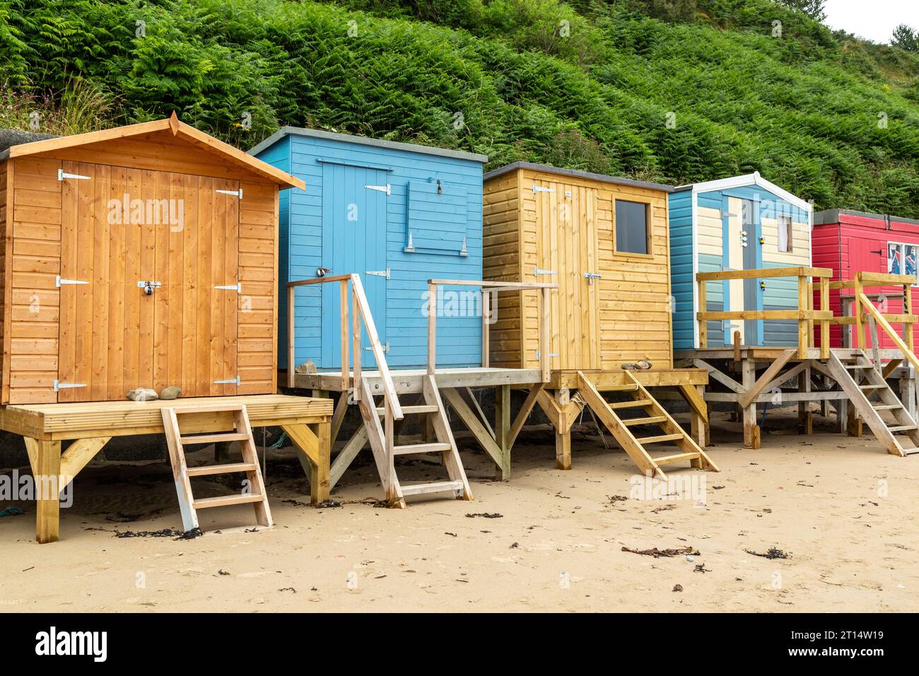 Farbenfrohe Strandhütten am Porth Nefyn Beach, Llyn Peninsula, Gwynedd, Wales Stockfoto