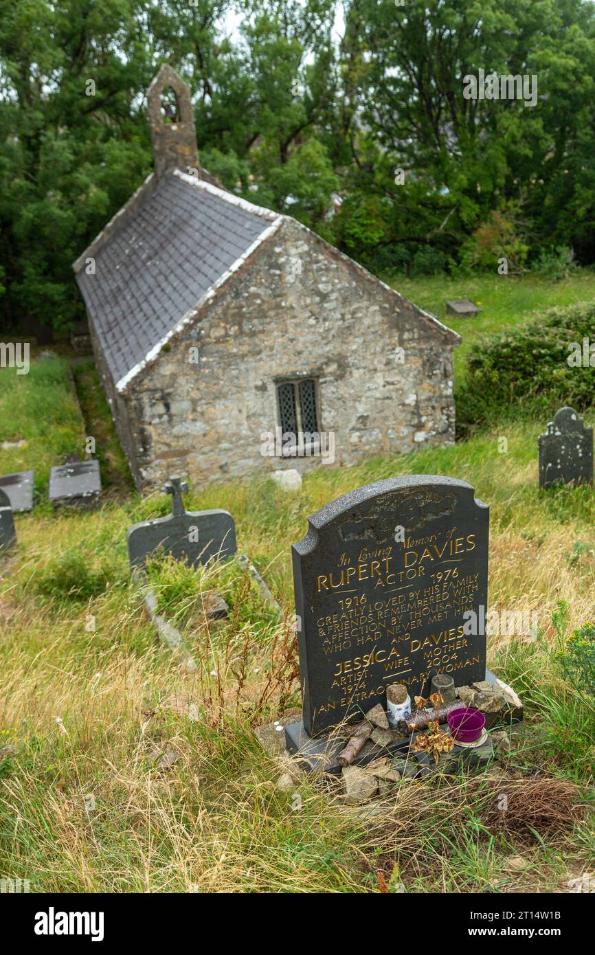 Das Grab des Schauspielers Rupert Davies (1916–1976), bekannt für die Rolle des Detektivs Maigret in der St Beuno's Church, Pistyll Stockfoto
