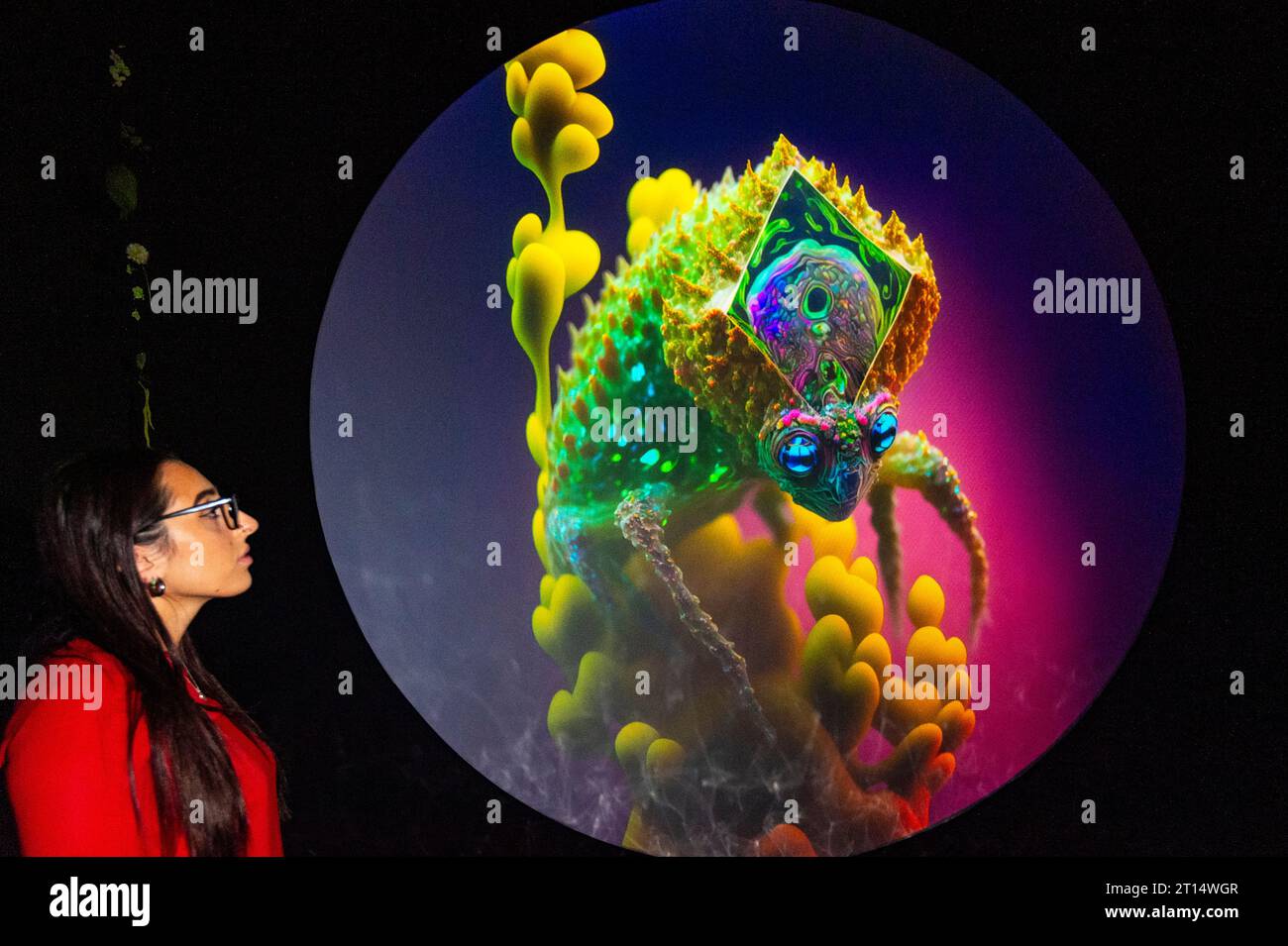 London, Großbritannien. 11. Oktober 2023. Ein Mitarbeiter in Breathing Space, Teil von Latent Spaces, einer neuen immersiven Ausstellung, die bei Illusionaries im Crossrail Place, Canary Wharf, vorgestellt wurde. Die Show von Markos Kay, einem behinderten multidisziplinären Künstler, der Animation und künstliche Intelligenz nutzt, um die Grenzen zwischen Realität und Illusion zu verwischen, öffnet am 14. Oktober für die Öffentlichkeit. Quelle: Stephen Chung / Alamy Live News Stockfoto