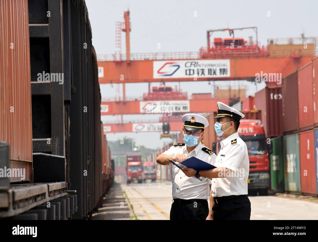 Qingdao, Chinas Provinz Shandong. Juni 2023. Zollbeamte inspizieren einen internationalen Güterzug in einem multimodalen Verkehrszentrum im China-SCO Local Economic and Trade Cooperation Demonstration Area (SCODA) in Qingdao, ostchinesischer Provinz Shandong, 1. Juni 2023. Quelle: Li Ziheng/Xinhua/Alamy Live News Stockfoto