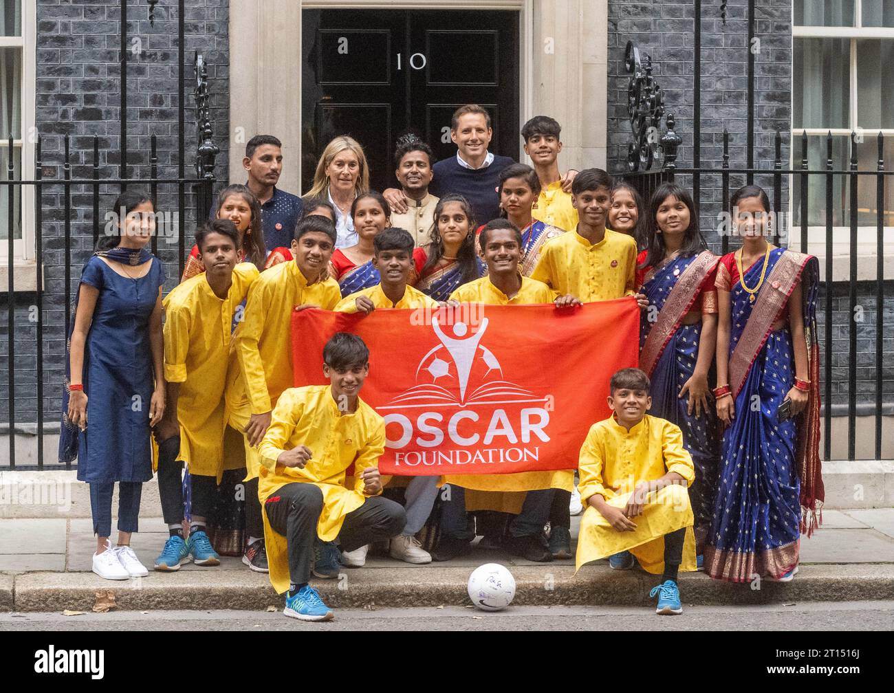 London, Großbritannien. Oktober 2023. Indische unterprivilegierte Kinder der Oscar Foundation besuchten 10 Downing Street. OSCAR Foundation ist eine gemeinnützige Organisation für Sport für Entwicklung (S4D), die die Kraft des Fußballs nutzt, um Kinder zu ermutigen, in der Schule zu bleiben und sie mit Fähigkeiten auszustatten, um sie widerstandsfähig und zukunftsfähig zu machen. Durch die Programme Football, Education und Young Leader hat es seit 2010 14.000 Kinder und Jugendliche in Gemeinden mit niedrigem Einkommen in Indien unterstützt Stockfoto