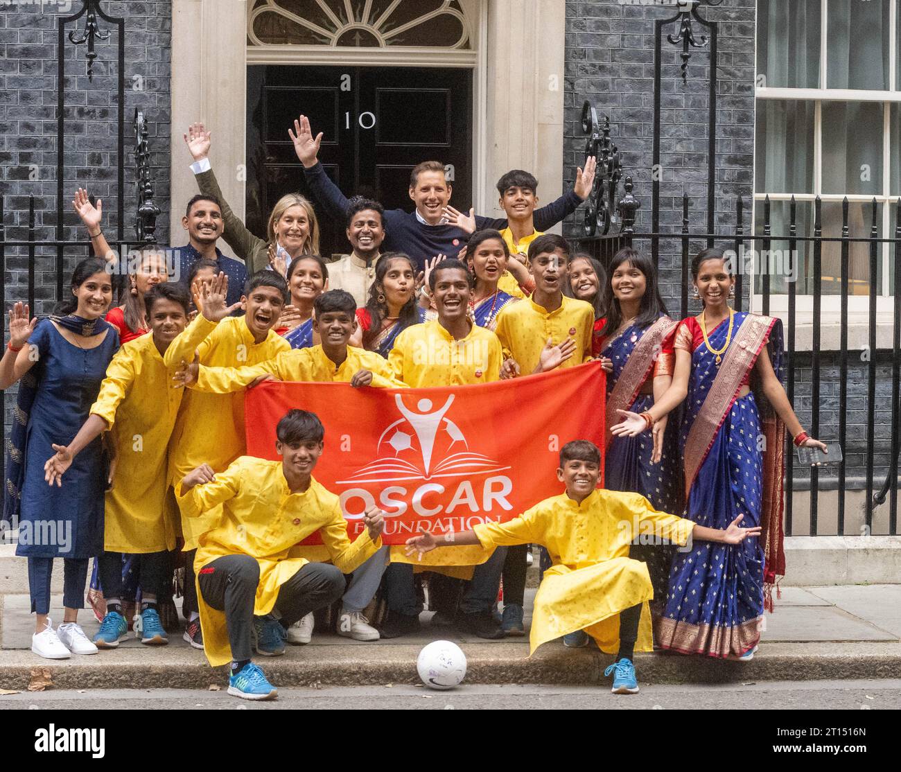 London, Großbritannien. Oktober 2023. Indische unterprivilegierte Kinder der Oscar Foundation besuchten 10 Downing Street. OSCAR Foundation ist eine gemeinnützige Organisation für Sport für Entwicklung (S4D), die die Kraft des Fußballs nutzt, um Kinder zu ermutigen, in der Schule zu bleiben und sie mit Fähigkeiten auszustatten, um sie widerstandsfähig und zukunftsfähig zu machen. Durch die Programme Football, Education und Young Leader hat es seit 2010 14.000 Kinder und Jugendliche in Gemeinden mit niedrigem Einkommen in Indien unterstützt Stockfoto