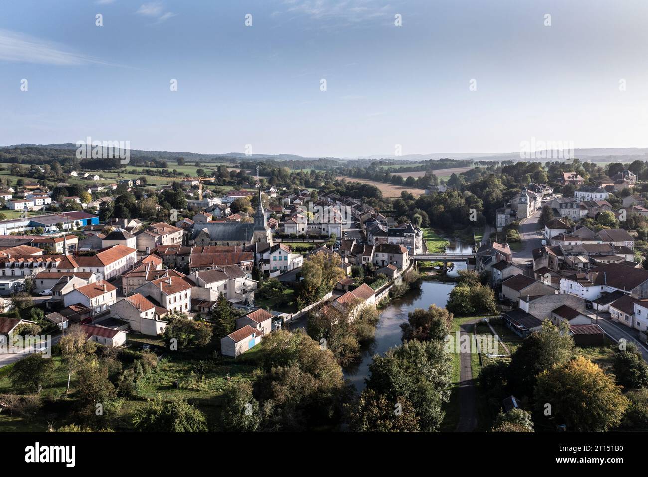 Luftbild / Drohnenaufnahme von Varennes-en-Argonne in Frankreich Stockfoto