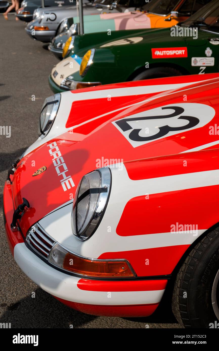 Porsche 901er und 911er vor 1966 nahm an der Fordwater Trophy beim BARC Revival Meeting 2023 Teil, Goodwood Circuit, Chichester, West Sussex, Großbritannien Stockfoto