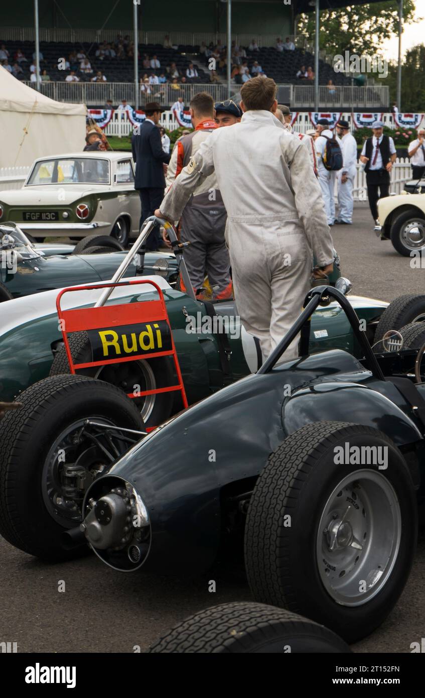 2,5-Liter-Grand-Prix-Fahrzeuge von 1954 bis 1960 im Assembly-Bereich beim BARC Revival Meeting 2023, Goodwood Circuit, Chichester, West Sussex, Großbritannien Stockfoto