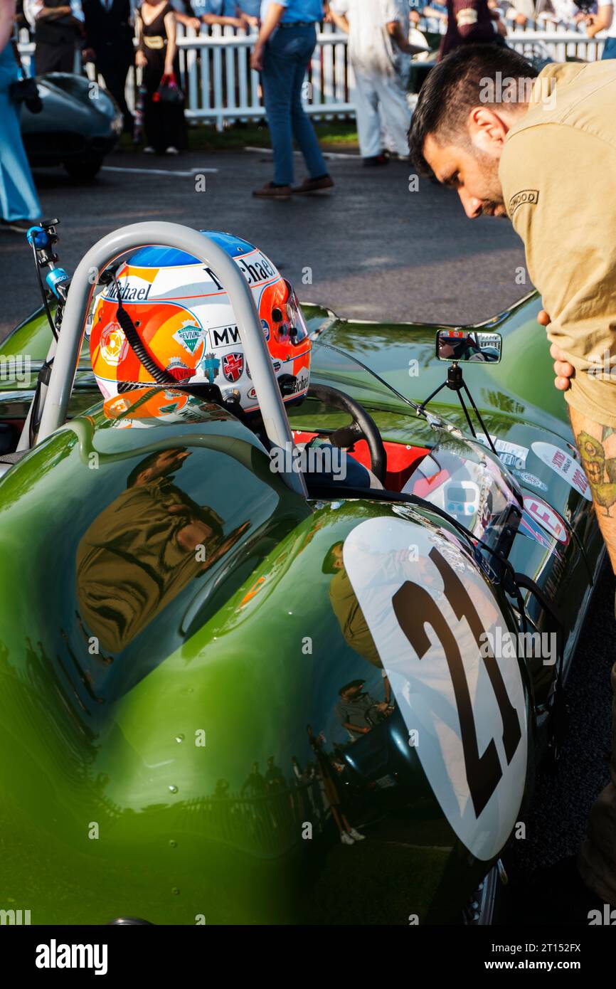 Michael Birch & Mechanic mit seinem Lotus Climax 15 1958 vor der Sussex Trophy beim BARC Revival Meeting 2023, Goodwood Motorsport Circuit, Großbritannien Stockfoto