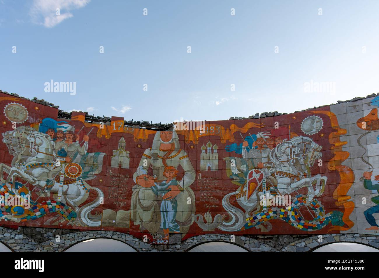 Gudauri, Georgien - 25. September 2015 : Ein touristisches Wahrzeichen des Bogens der Freundschaft zwischen Russland und Georgien über das georgische Militär Stockfoto