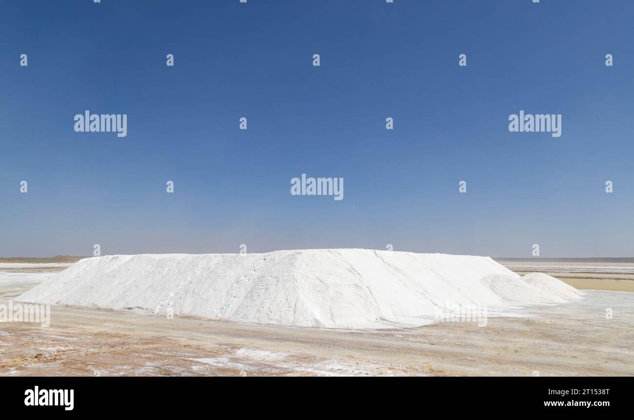 Malerischer Blick auf einen großen Vorrat an frischem rohem Salz in einer natürlichen Salzpfanne nördlich von Upington in Kalahari Stockfoto