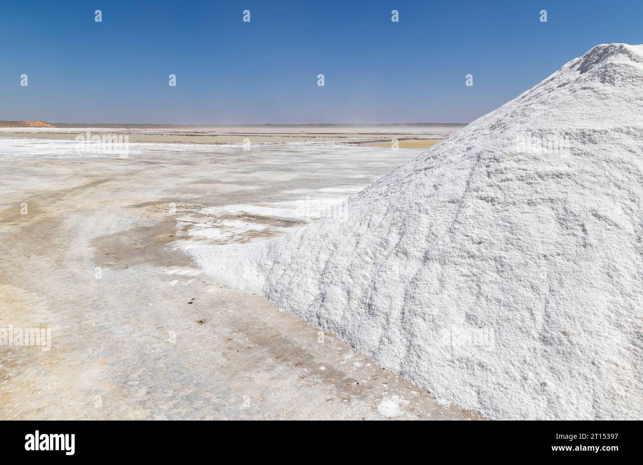 Malerischer Blick auf einen großen Vorrat an frischem rohem Salz in einer natürlichen Salzpfanne nördlich von Upington in Kalahari Stockfoto