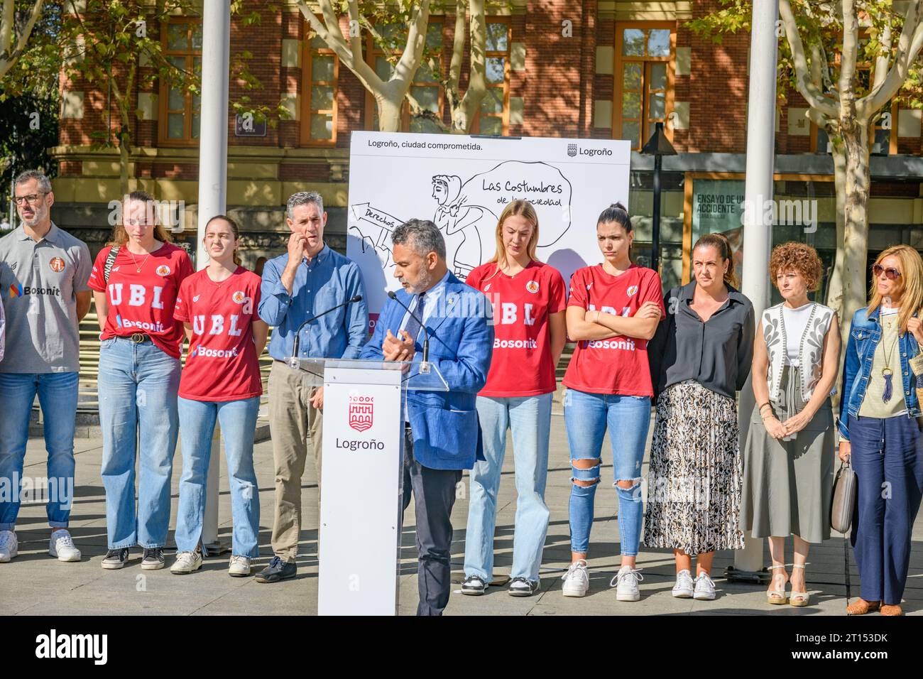 Logroño, La Rioja, Spanien - 11. Oktober 2023 - Fotokundgebung zum Gedenken an die Frauen, die durch männliche Gewalt getötet wurden, mit Bürgermeister Conrado Escobar und den Frauen vor Ort Stockfoto