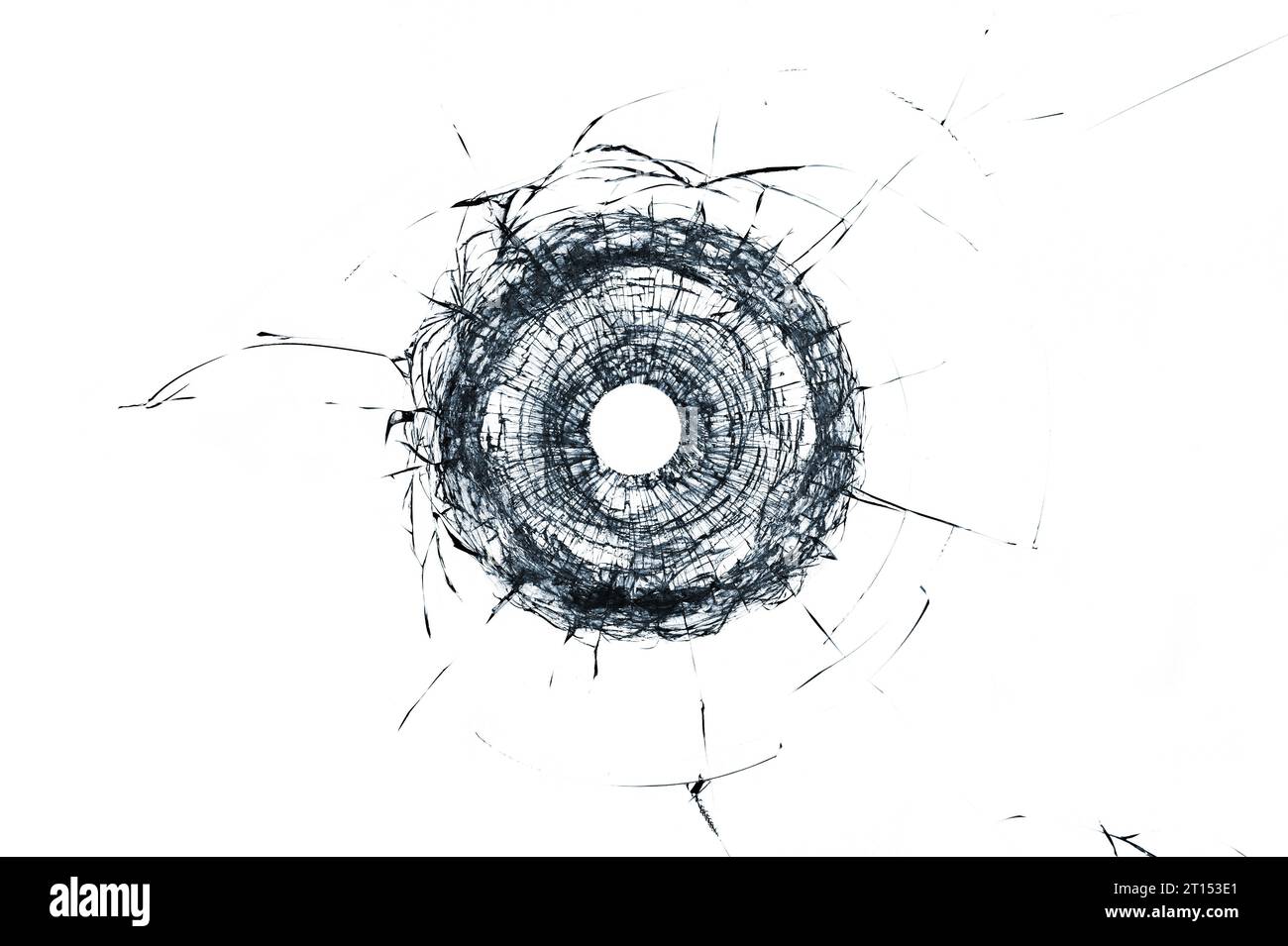 Glasbruch, einzelnes Kugelloch in Glas, isoliert auf weißem Hintergrund Stockfoto