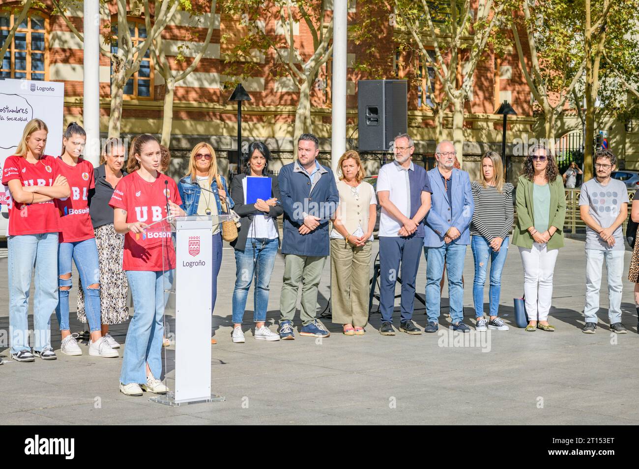 Logroño, La Rioja, Spanien - 11. Oktober 2023 - Fotokundgebung zum Gedenken an die Frauen, die durch männliche Gewalt getötet wurden, mit Bürgermeister Conrado Escobar und den Frauen vor Ort Stockfoto