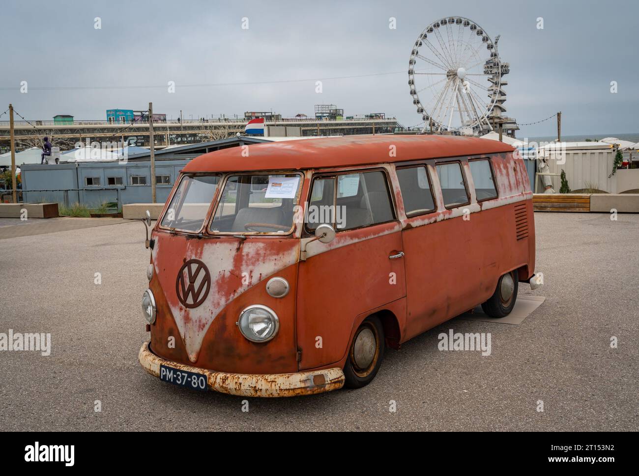 Scheveningen, Niederlande, 14.05.2023, Rusty Volkswagen Microbus von 1965 auf der Aircooler Oldtimer-Messe Stockfoto