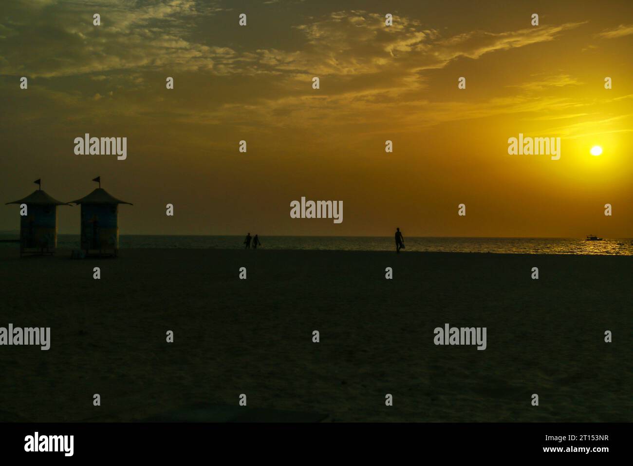 Wunderschöner Blick auf den Sonnenuntergang vom Dubai Jumeirah Beach, Dubai, Vereinigte Arabische Emirate. Stockfoto