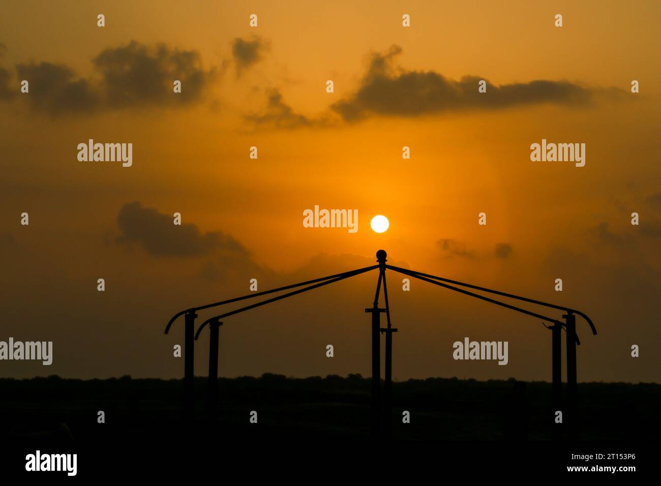 Wunderschöner Blick auf den Sonnenuntergang vom Dubai Jumeirah Beach, Dubai, Vereinigte Arabische Emirate. Stockfoto