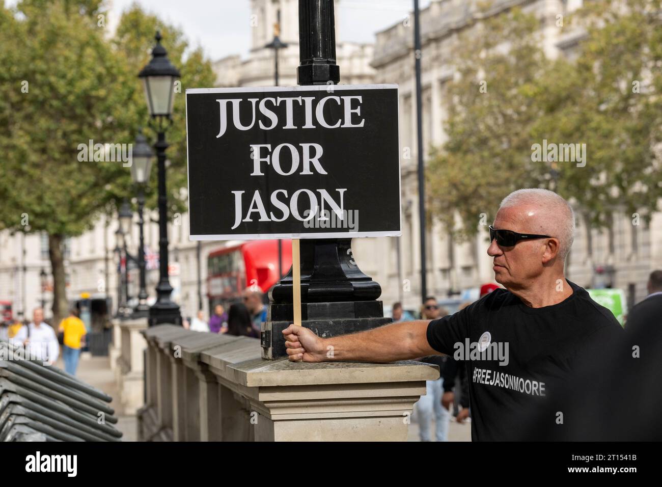 London, Großbritannien. Oktober 2023. Ein Protest vor der Downing Street, der vom Rt. Revd. Dr. Joanne Grenfell, Bischof von Stepney, die Befreiung von Jason Moore aus dem Gefängnis forderte. Quelle: Ian Davidson/Alamy Live News Stockfoto