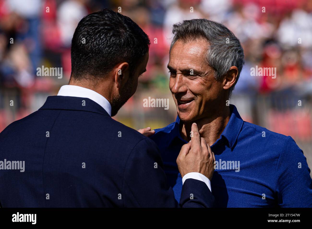 Raffaele Palladino, Cheftrainer des AC Monza, spricht mit Paulo Sousa, Cheftrainer des US Salernitana, vor dem Fußballspiel der Serie A zwischen AC Monza und US Salernitana. Stockfoto