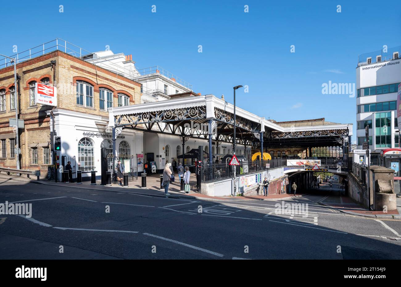 Das Äußere der Brighton Railway Station ist der südliche Endpunkt der Brighton Main Line, der westliche Endpunkt der East Coastway Line und der östliche Endpunkt der West Coastway Line in England sowie der Hauptbahnhof, der die Stadt Brighton bedient. Der Bahnhof verfügt über ein beeindruckendes großes doppelspanniges geschwungenes Glas- und Eisendach, das alle Bahnsteige bedeckt und 1999 und 200 grundlegend renoviert wurde Stockfoto