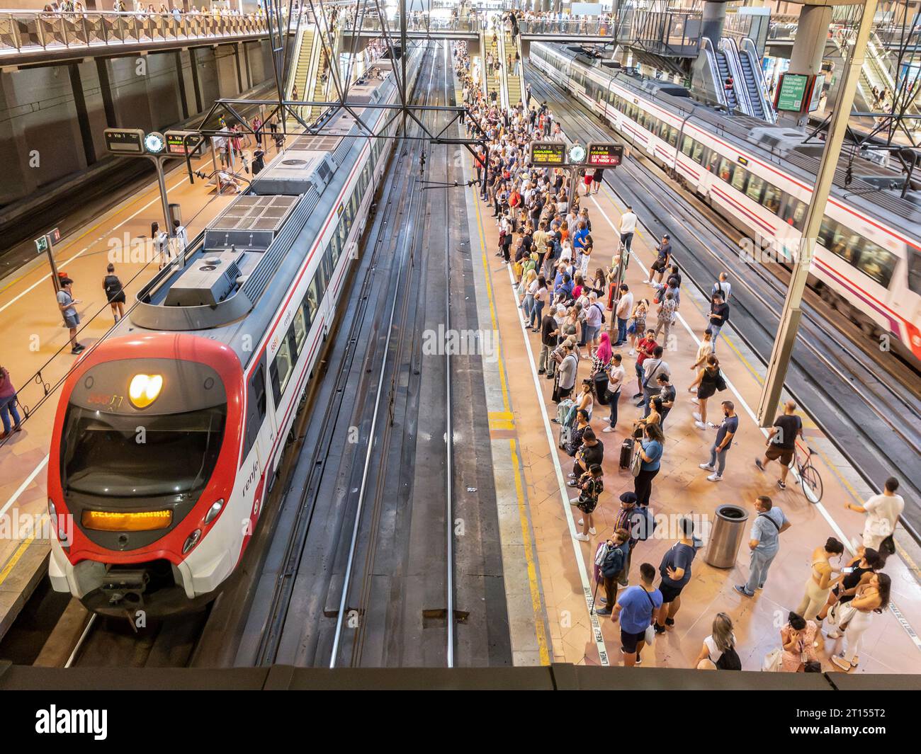 Leute warten auf einen Cercanias-Zug im Bahnhof Atocha Cercanías. Madrid, Spanien. Stockfoto