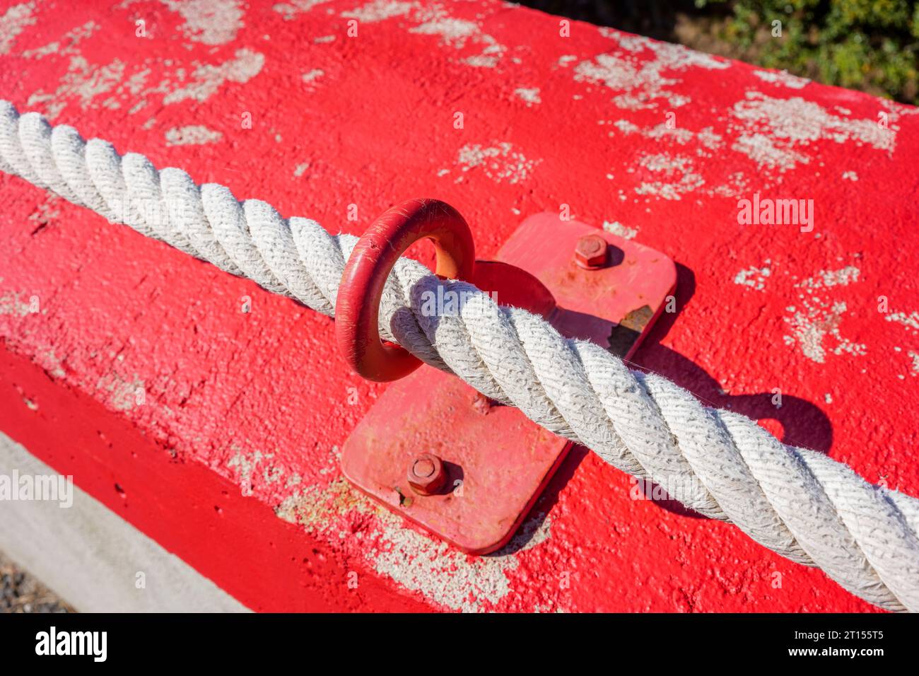 Meeresseilknoten auf rotem Fischerboot. Stockfoto