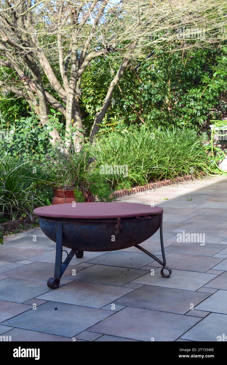 Eiserne Brazier im Garten des Hauses Stockfoto