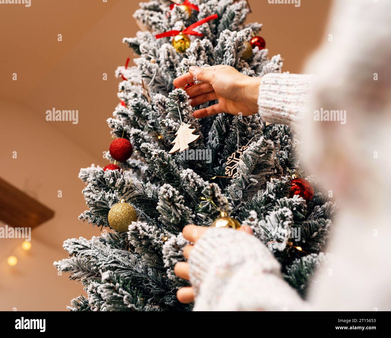 Weihnachten und Neujahr vorbereiten. Den Weihnachtsbaum schmücken. Flachwinkelansicht. Stockfoto