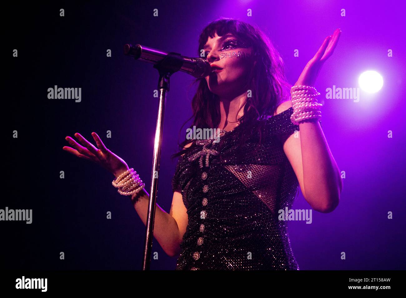 Lauren Mayberry tritt am 9. Oktober 2023 bei KOKO in London auf. Stockfoto